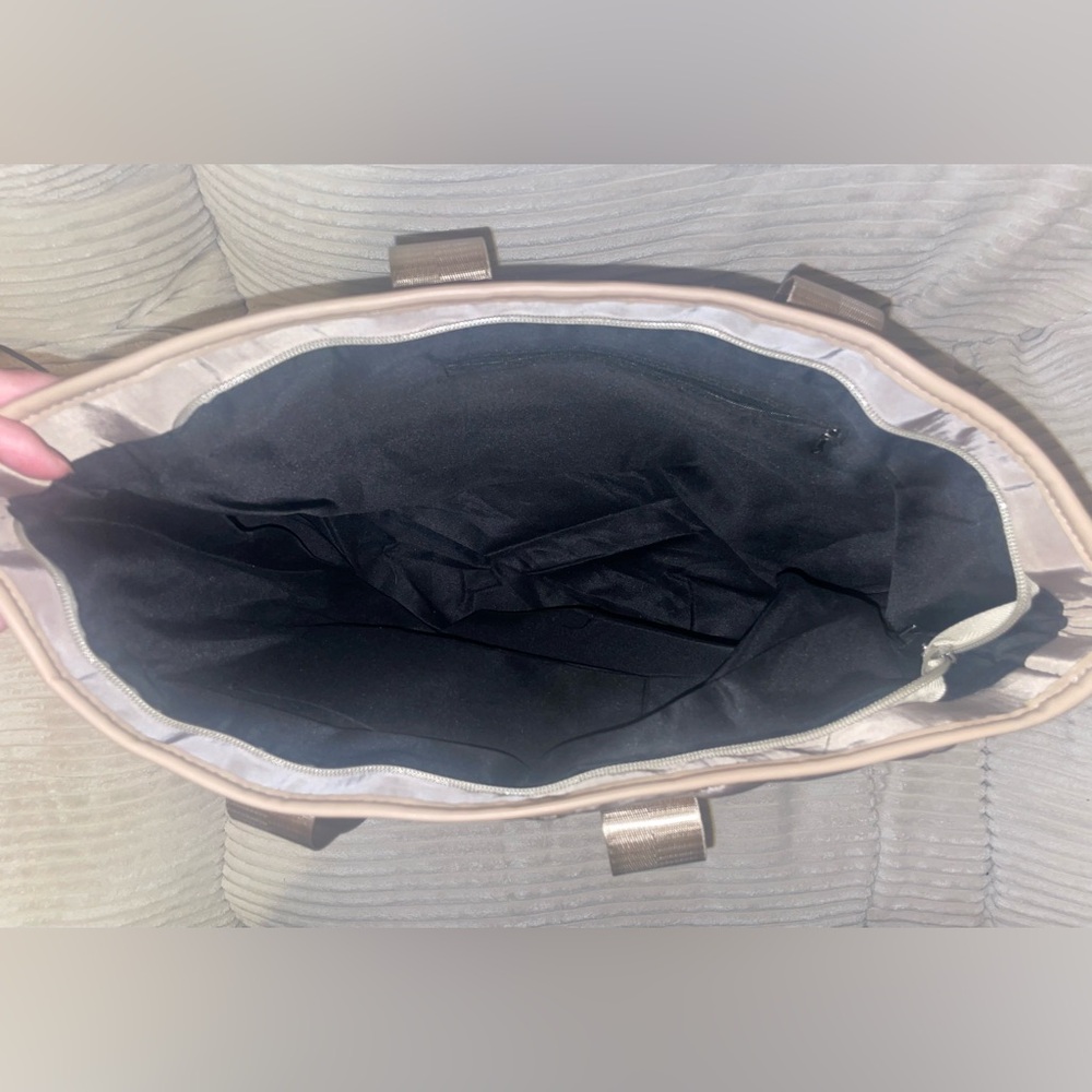 Stylish Quilted Tote! 🥳 - Picture 3 of 4